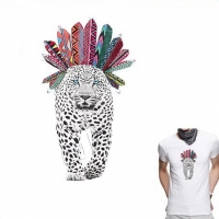 Bügelmotiv Leopard mit Federschmuck