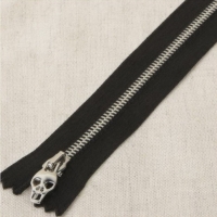 Satinreissverschluss mit Skull-Zipper 25 cm